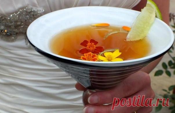 НАРОДНЫЕ РЕЦЕПТЫ ИЗ БАРХАТЦА 🌺🌺🌺 Это растение обладает целебной силой, содержит множество эфирных масел и других полезных веществ. В народной медицине водный настой цветков Чернобривцов (бархатцев) в древности применяли как мочегонное, потогонное и противоглистное средство. Пили чай из бархатцев для лечения диареи и желудочных колик. Мексиканские индейцы применяли настойки бархатцев для усиления лактации, облегчения ревматических болей. В Индии соком свежевыжатых листьев лечили экзему.…