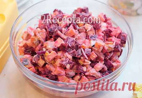 Салат со свеклой, селедкой и сыром Яркий сочный салат со свеклой и сельдью отдаленно может напоминать всеми любимую селедку под шубой. Хоть набор ингредиентов абсолютно иной...