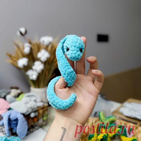 PDF Змейка крючком. FREE crochet pattern; Аmigurumi toy patterns. Амигуруми схемы и описания на русском. Вязаные игрушки и поделки своими руками #amimore - плюшевая змея, змейка из плюшевой пряжи.