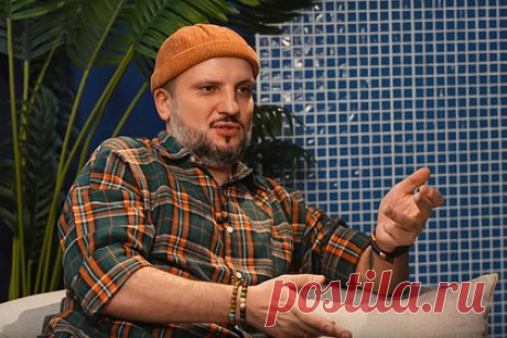 Популярный комик раскрыл отношение к КВН. Звезда шоу «Импровизаторы» на СТС Дмитрий Позов раскрыл свое отношение к КВН. По его словам, он воспринимает просмотр телеигры как семейную традицию. «Мы просто его перестали оценивать с точки зрения качества», — заявил Позов. Он рассказал, что иногда смотрит выпуски телеигры с женой во время еды.