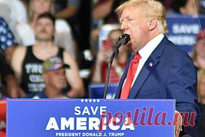 Трамп одним словом охарактеризовал нынешние власти США. Бывший президент США Дональд Трамп во время своего выступления перед сторонниками в штате Нью-Гэмпшир заявил, что страной управляют дураки. Он подчеркнул, что считает нынешнего лидера страны Джо Байдена самым коррумпированным и некомпетентным из всех президентов, которые управляли США.