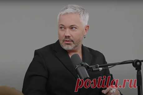 Стилист Рогов назвал российским мужчинам способы улучшить внешний вид. Стилист Александр Рогов назвал российским мужчинам способы улучшить внешний вид. Так, для достижения данной цели потребуется быть опрятным и приобрести один или два хороших пиджака. Кроме того, гардероб следует пополнить двумя качественными рубашками, несколькими футболками и изделиями из трикотажа.