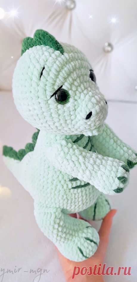 PDF Дино крючком. FREE crochet pattern; Аmigurumi toy patterns. Амигуруми схемы и описания на русском. Вязаные игрушки и поделки своими руками #amimore - плюшевый динозаврик, большой динозавр из плюшевой пряжи.