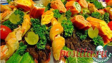 Рулетики и завитушки из слоёного теста и крабовых палочек - кулинарный рецепт