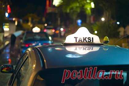 Таксист на Бали выманил у туристок доллары с помощью веера. Водитель такси на Бали выманил у американских туристок деньги при помощи веера и оказался под угрозой тюрьмы. Две путешественницы взяли такси и предложили цену — 50 тысяч рупий, но из-за языкового барьера 20-летний таксист подумал, что иностранки предложили ему 50 долларов.