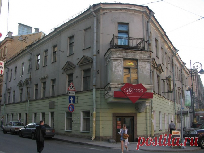 Дом почт-директора Пряничникова
В этом доме был написан роман «Бедные люди». Квартира Достоевских находилась на втором этаже, а окна выходили на Графский переулок.
Адрес: Владимирский пр., 11  |  10 адресов Достоевского в Петербурге - Занимательный Петербург