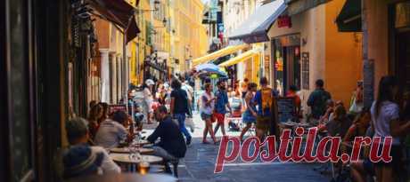 Уровень владения английским у всех разный, поэтому важно подобрать то направление для путешествия, что не заставит вас судорожно тянуться за словариком – благо, варианты есть. Рассказываем, какие языковые маршруты существуют, и как проверить свои знания.