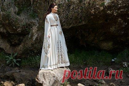 Женский наряд из КЧР представят на конференции ЮНЕСКО. На Всемирной конференции ЮНЕСКО по культурной политике и устойчивому развитию «Мондиакульт-2022» в Мехико представят женский наряд из Карачаево-Черкесии. Россию на конференции представляет делегация Министерства культуры во главе с первым заместителем министра Сергеем Обрывалиным.