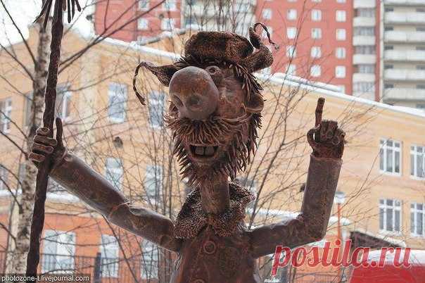 Самые необычные памятники в Петербурге

Среди сотен петербургских памятников есть необычные и затейливые, огромные и еле заметные, футуристические и похожие на невиданных зверей, мистические и исполняющие заветные желания.

1. Остап Бендер

Бронзовый сын турецкоподанного держит подмышкой папку с компроматом на подпольного миллионера Корейко и облокачивается на стул с бриллиантами. Открытие памятника было посвящено столетию со дня рождения Остапа. Знатоки утверждают, что Бе...