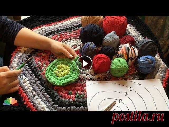 Коврик крючком из старых футболок (шестиугольный) DIY Hexagonal rug crocheted. Самым обычным всем известным способом вяжу необычайно красивые авторские коврики из старых футболок и трикотажных обрезков. В этом видео подробно расс...