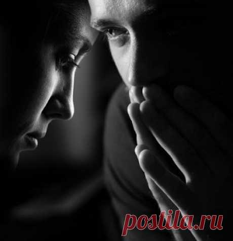 Я разлюбил тебя… Банальная развязка.
Банальная, как жизнь, банальная, как смерть.
Я оборву струну жестокого романса,
гитару пополам - к чему ломать комедь!

Лишь не понять щенку - лохматому уродцу,
чего ты так мудришь, чего я так мудрю.
Его впущу к себе - он в дверь твою скребётся,
а впустишь ты его - скребётся в дверь мою.

Пожалуй, можно так с ума сойти, метаясь…
Сентиментальный пёс, ты попросту юнец.
Но не позволю я себе сентиментальность.
Как пытку продолжать - затягив...
