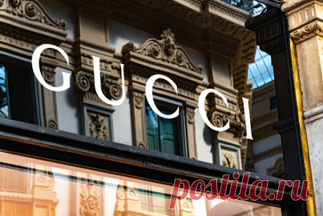 Gucci обвинили в дискриминации беременных женщин. Сотрудница итальянского модного дома Gucci раскрыла неприятные подробности работы в компании. Старший медиа-директор американского филиала компании Кортни Флинт объяснила, что столкнулась с дискриминацией со стороны начальства во время беременности. Женщину назвали «недостаточно квалифицированной».