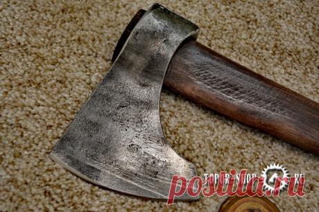 Кованый топор ручной работы – Варвар.

Представляем оригинальный топор ручной работы Варвар. Для него нет практически никаких преград. Он наглый, бесцеремонный и непримиримый, и ему на пути лучше не попадаться. Он никого не будет слушать и пробьет себе путь, даже если на дороге будет тьма или полчище врагов. Варвар означает – некультурный человек, грубый, не образованный. Этот топор подойдет только тому, кто уверен в себе и в своих силах, самоуверен,  дерзок и непримирим к чему-либо мнению.