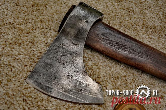 Кованый топор ручной работы – Варвар.

Представляем оригинальный топор ручной работы Варвар. Для него нет практически никаких преград. Он наглый, бесцеремонный и непримиримый, и ему на пути лучше не попадаться. Он никого не будет слушать и пробьет себе путь, даже если на дороге будет тьма или полчище врагов. Варвар означает – некультурный человек, грубый, не образованный. Этот топор подойдет только тому, кто уверен в себе и в своих силах, самоуверен,  дерзок и непримирим к чему-либо мнению.