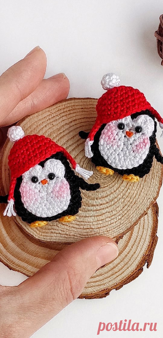 PDF Брошь "Пингвин" крючком. FREE crochet pattern; Аmigurumi toy patterns. Амигуруми схемы и описания на русском. Вязаные игрушки и поделки своими руками #amimore - маленькая брошь в виде пингвина, пингвинята, пингвинчик, пингвинёнок.