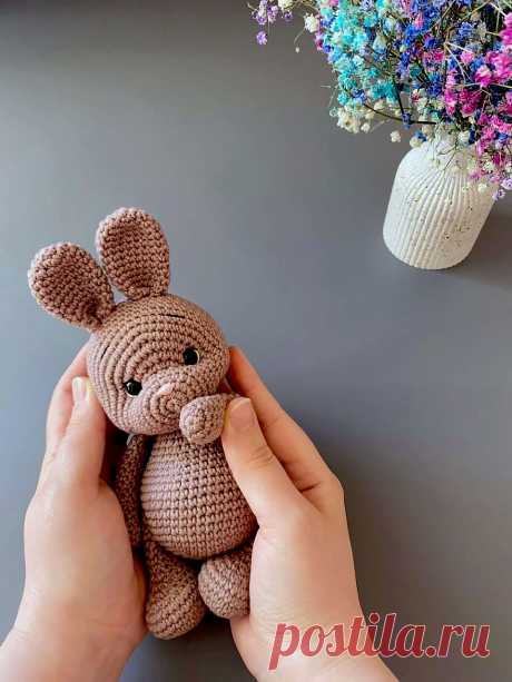 PDF Зайка крючком. FREE crochet pattern; Аmigurumi toy patterns. Амигуруми схемы и описания на русском. Вязаные игрушки и поделки своими руками #amimore - зайка из обычной пряжи, заяц, зайчик, кролик, зайчонок, крольчонок.