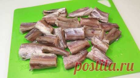 Покупаю самую дешевую рыбу и готовлю вкусный ужин. &quot;Потрясающий&quot; рецепт за копейки  Рыба, приготовленная таким способом, получается очень вкусной и нежной!
Обязательно попробуйте приготовить.
Понадобится:
Картофель — 1-2 шт. среднего размера Перец — 1 шт.
Морковь — 1 шт (маленькая) Лук репчатый — 1-2 луковицы Майонез Соль — по вкусу ПРИГОТОВЛЕНИЕ: Рыбу тщательно вымыть, удалить голову, внутренности, черную пленочку в брюшке, обсушить и нарезать на кусочки.
Посолить, поперчить и вылож…