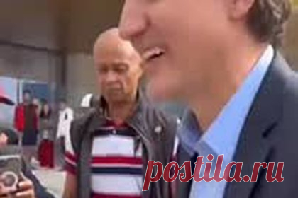 Канадец отказался жать руку премьер-министру за помощь Украине. Канадец отказался пожать руку премьер-министру Джастину Трюдо за его помощь Украине и попал на видео, опубликованное в соцсети X. Мужчина заявил, что Трюдо «потерял страну» и обвинил в финансировании Украины за счет общественных денег. Он также нецензурно выразился в адрес политика.