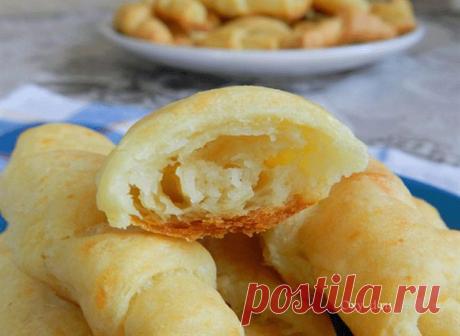 Творожные рогалики с сыром - мягкие и воздушные, чуть хрустящие снизу.