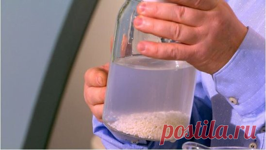 Как вывести соли из организма?
Здоровый организм человека способен усваивать соли, полученные из пищи и воды, а излишки выводить. Но если в организме нарушен солевой обмен, тяжелые соли начинают откладываться в удобных для себя местах и вызывают различные болезни - такие как остеохондроз и другие болезни суставов.
При помощи фитотерапии вполне успешно можно бороться с отложением солей в организме.
1. Рисовое очищение
Процесс рисового очищения довольно прост. На ночь залейт...