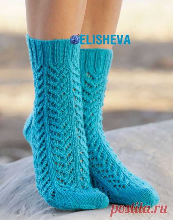 Ажурные носки с узором елочка от Drops Design