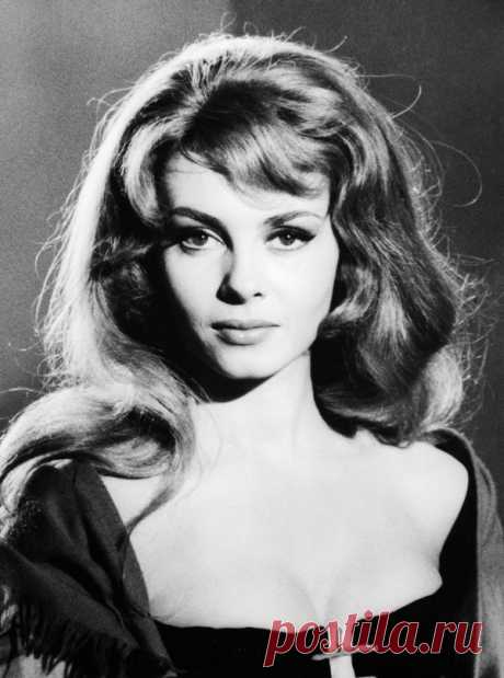 Невероятно красивая женщина, идеал женской красоты и обаяния, смотришь на нее, как на прекрасный цветок и не можешь насмотреться.

Мишель Мерсье по праву входит в десятку самых красивых женщин всех времен и народов. Сколько бы не было прекраснейших девушек в мире, таких как Мишель Мерсье больше не существует. Идеал красоты, несмотря на то, что вкусы меняются, но этот идеал остается на самом высочайшем пьедестале.