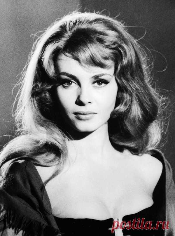 Невероятно красивая женщина, идеал женской красоты и обаяния, смотришь на нее, как на прекрасный цветок и не можешь насмотреться.

Мишель Мерсье по праву входит в десятку самых красивых женщин всех времен и народов. Сколько бы не было прекраснейших девушек в мире, таких как Мишель Мерсье больше не существует. Идеал красоты, несмотря на то, что вкусы меняются, но этот идеал остается на самом высочайшем пьедестале.