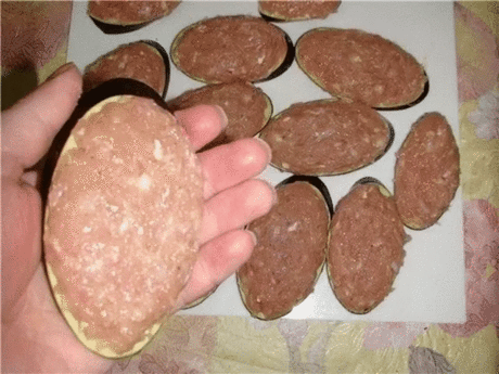 Жареные баклажаны "под мясом"
Ингредиенты:
●два баклажана
●фарш куриный - 0,5 кг
●три яйца
●лук репчатый
●три зубчика чеснока
●масло растительное
●мука
●соль
●перец
●ваши любимые специи
Приготовление: 
Нарезаем баклажаны (наискосок), делаем фарш, как на котлеты 
(мужикам можно использовать "продажный" фарш).
На каждый блин из баклажана накладываем фарш, прижимаем и формируем лепешку.
Обваливаем сначала в муке, а потом во взбитом и посоленом яйце, жарим сначала фаршем вниз.