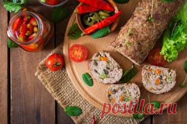 Мясной рулет с овощами в мультиварке Рулет из говядины со смешанной овощной начинкой можно подавать как в горячем, так и холодном виде.Ингредиенты:говядина, шея - 800 г морковь - 1 шт. лук - 1 шт.чеснок - 2 зубчикастебли сельдерея - 2 шт. сладкий перец - 1 шт. томатный соус - 2 ст. л. соль, перец - по...