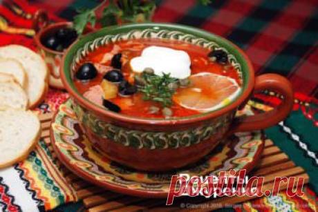 Дoмaшняя coлянкa — удивитeльнoe пepвoe блюдo, cытнoe и вкуcнoe.