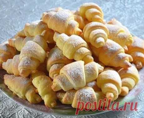 Безумно вкусные и нежные рогалики из творожного теста

Ингредиенты:
-100 гр муки
-100 гр творога
-100 гр сл масла
-1 щепотка соли
-1 желток
-1 щепотка сахара
-1 с/л сахара и щепотка корицы для начинки

Приготовление:
1. В муку добавить нарезанное кубиками масло и творог. Порубить быстро ножом до образования крошки.
2. Добавить желток и замесить тесто. Тесто скатать в шар и завернув в пленку отправить отдыхать в холодильник на 40 минут
3. Раскатать на присыпанной поверхност...