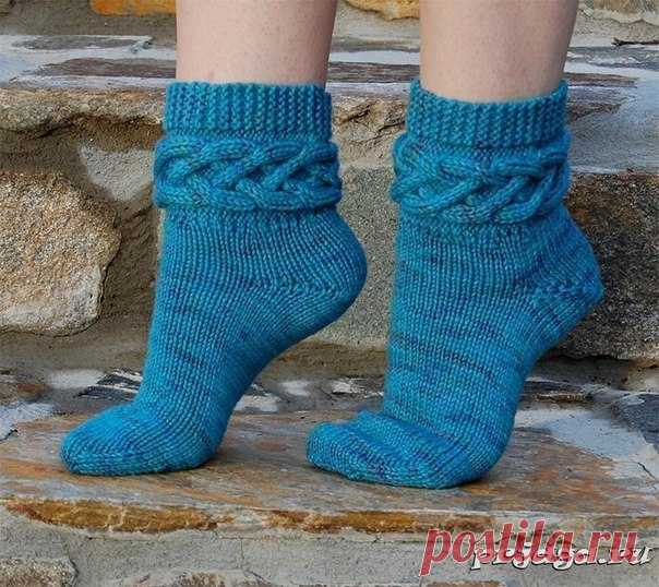 Носочки чулочными спицами, с косами на манжетах
Описание: http://prjaga.ru/vyazanie-dlya-zhenshchin/noski-tapki..