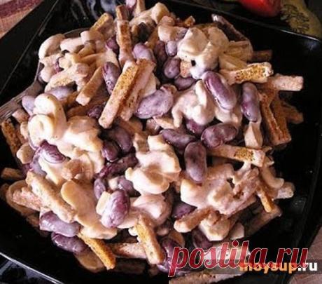 Салат с копченой колбаской, сухариками и фасолью