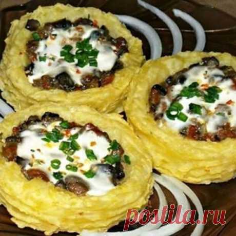 Картофельные "гнёзда" с курицей - Будет вкусно - Медиаплатформа МирТесен Нашла в интернете: Вот какой шедевр можно приготовить из стандартного набора продуктов! Медиаплатформа МирТесен