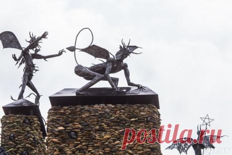 Готический дом с чертями наводит ужас на жителей белорусской деревни