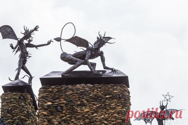 Готический дом с чертями наводит ужас на жителей белорусской деревни