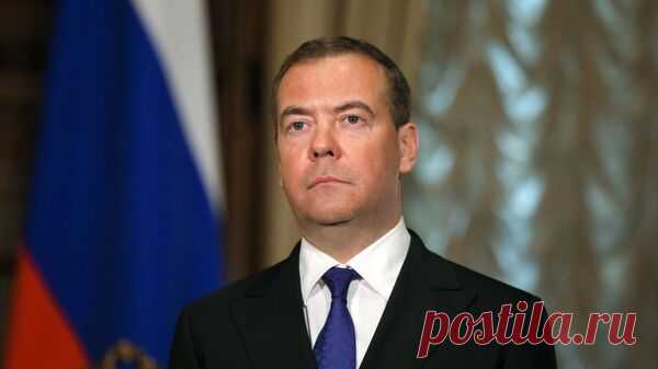 Медведев возмутился, что призывающие бомбить Россию получают здесь доход