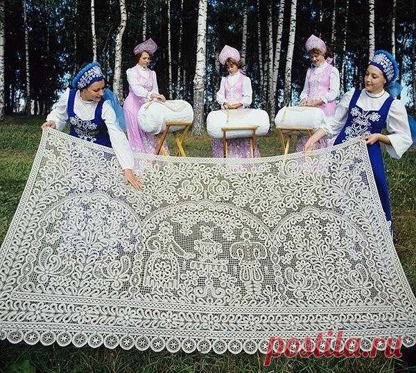 Красота вологодского кружева

Живо, живо творчество и мастерство в матушке-России ...и гордость берет за наших умелиц и умельцев! Низкий вам поклон, золотые руки России!..