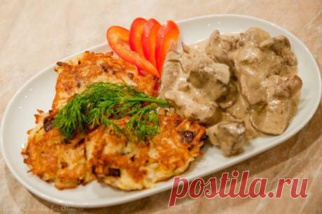 Куриная печень в сливочном соусе с драниками / Рецепты с