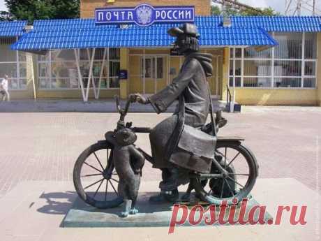 Памятник почтальону Печкину в Луховицах.