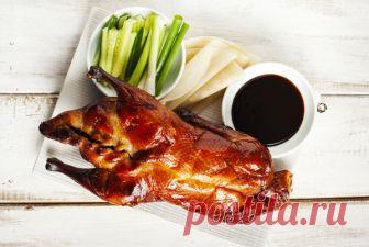 Пошаговая инструкция по приготовлению утки по-пекински 



Жареная пекинская утка была известна еще со времен правления династии Юань. Как и сама история блюда, рецепт пекинский утки получился длинным. У правильно приготовленной пекинской утки кожица долж…