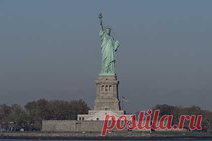 Офицер заявил о недовольстве американцев из-за внешней политики США. Бывший советник Пентагона Дуглас Макгрегор заявил, что внешняя политика Соединенных Штатов Америки вызывает у жителей страны недовольство, а также вредит самому государству. Помимо этого, он напомнил, что из-за развязывания конфликтов государственный долг США возрос на 14 триллионов долларов.