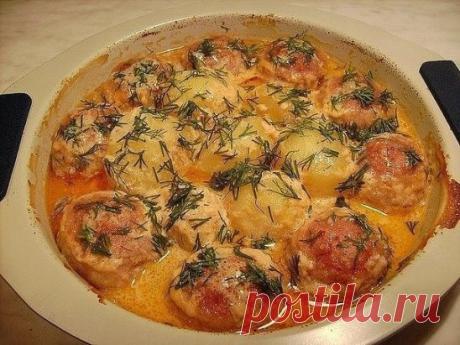 Котлеты с картошкой в соусе.
Ингредиенты:
Фарш мясной - 400 г, 
лук, 
чеснок,
 
батон замоченный в молоке, 
соль, 
перец. 
Приготовление: 
Приготовить фарш как на котлеты. Разделить фарш на шарики, каждый шарик обвалять в муке. Уложить с смазанную растительным маслом форму. 
В середину положить картофель. 
Картофель слегка смазать растительным маслом и посыпать специями. 
Запекать при т 220* 15 минут. 
Пока запекается , приготовить соус: 
3 ст.л. сметаны смешать с 1 ст.л. кетчупа, добавить п