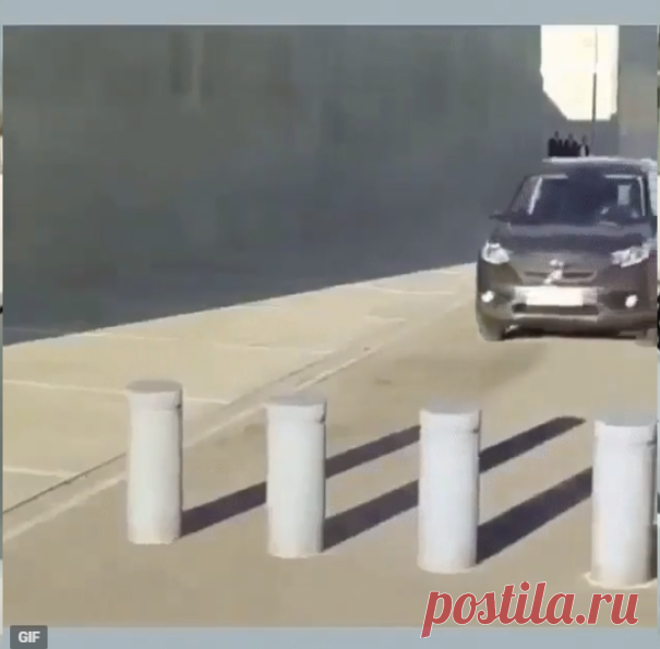 Классно нарисовали. Молодцы ребята! Вот это иллюзия! Браво уличным художникам!