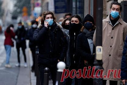 В европейской столице введут обязательное ношение масок на улице. В Париже с 31 декабря введут обязательное ношение медицинской маски на улице и в публичных местах из-за резкого роста заболеваемости омикрон-штаммом коронавируса. В полиции европейского города отметили, что эта мера станет важным барьером, способным значительно ограничить распространение инфекции.
