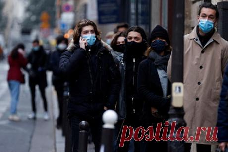 В европейской столице введут обязательное ношение масок на улице. В Париже с 31 декабря введут обязательное ношение медицинской маски на улице и в публичных местах из-за резкого роста заболеваемости омикрон-штаммом коронавируса. В полиции европейского города отметили, что эта мера станет важным барьером, способным значительно ограничить распространение инфекции.