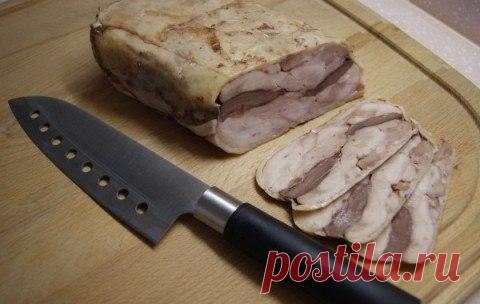 Ветчина Tetra Pak

Главное действующее лицо — пустой пакет Tetra Pak.
В ролях:
Куриные окорочка — 5шт
Сердечки индейки — 0.5 кг
Желатин — 30 гр
Соль, сахар, перец — опционно

Усё до банальности просто.

Вариант №1

Прочитал рецепт и захотелось попробовать сделать.
Сюжет прост: удаляете кожу, снимаете филе с кости, солите-перчите оное, присыпаете желатином и набиваете пакет из под молока, со срезанной верхней частью, этим 