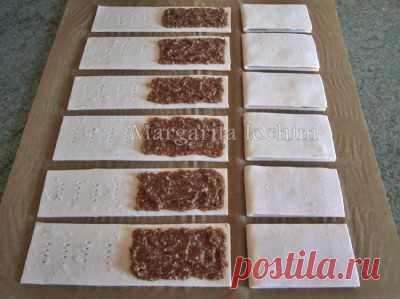 Слойки с ванильным штрейзелем, орехами и сахарной глазурью