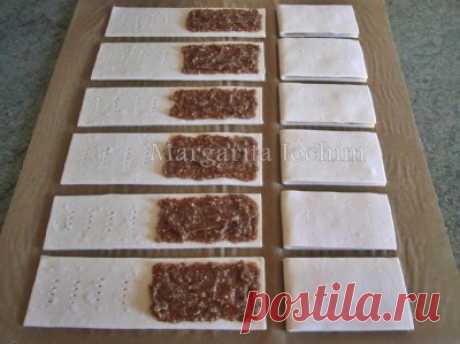 Слойки с ванильным штрейзелем, орехами и сахарной глазурью