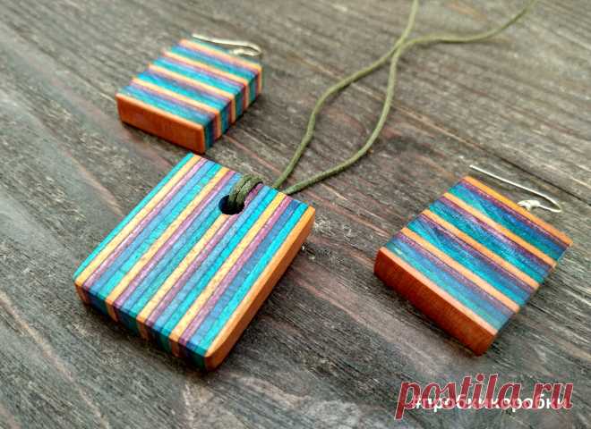Насыщенный набор из простых, но одновременно красочных сережек и подвески «Радуга» стал экспериментальным и сам эксперимент очень даже удался. Для изготовления был использован армейский ламинат, который применяется для изготовления ножевых рукояток. 
#пробкикоробки #серьгиручнойработы #сережки #украшения #украшенияиздерева